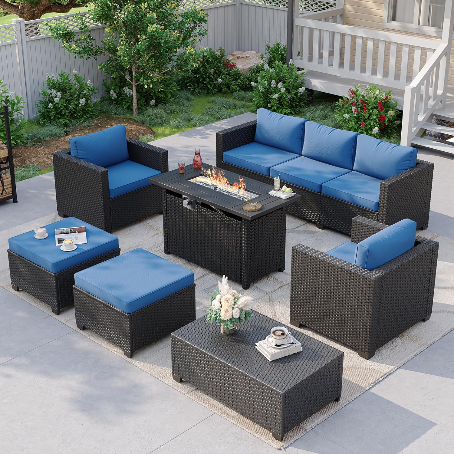 Outdoor Furniture With Fire Pit - โซฟาแบบแยกส่วนสำหรับกลางแจ้งสีน้ำเงินกรมท่า พร้อมโต๊ะสำหรับวางเตาไฟและที่เก็บของ ชุดเฟอร์นิเจอร์ลานบ้านหวายและไม้ไผ่ 7 ชิ้น พร้อมออตโตมันและผ้าคลุมกันน้ำ